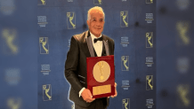 Homan Machuca con el premio Silver Circle Emmy de la Academia Nacional de Arte y Ciencias de Televisión.